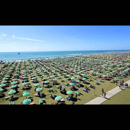 Lägenhet Beautiful Seafront With Terrace In - By Beahost *